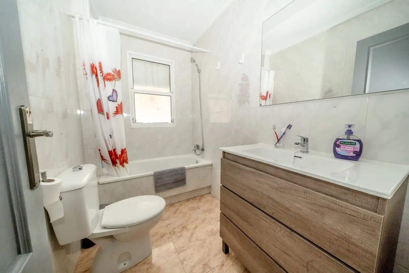 Baño de Apartamento de alquiler en Torrevieja con Aire acondicionado, Terraza y Piscina