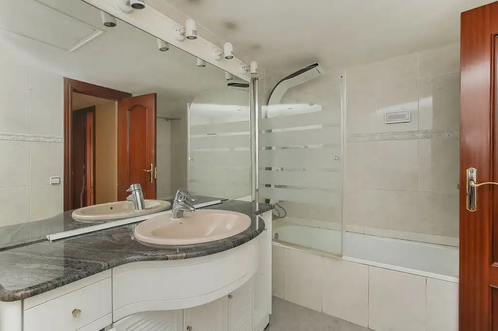 Badezimmer von Wohnung zum Verkauf in Barcelona mit Heizung