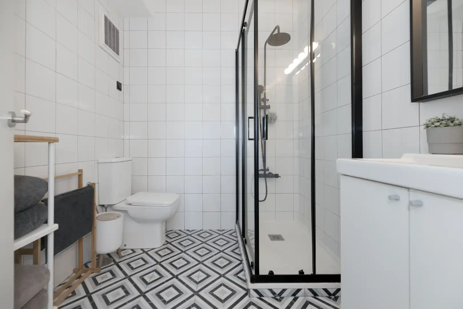 Bathroom of Flat for sale in Málaga  with Air Conditioner, Heating and Terrace