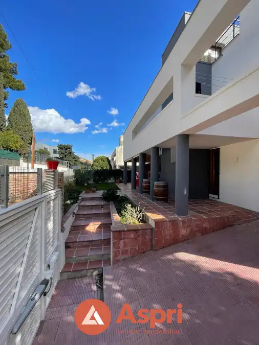 Vista exterior de Casa o xalet en venda en Esplugues de Llobregat amb Aire condicionat, Calefacció i Jardí privat