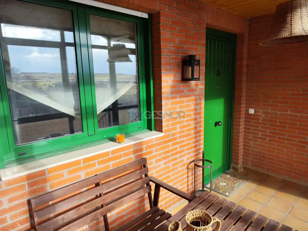 Terrassa de Casa adosada en venda en Valdefresno amb Calefacció, Jardí privat i Parquet
