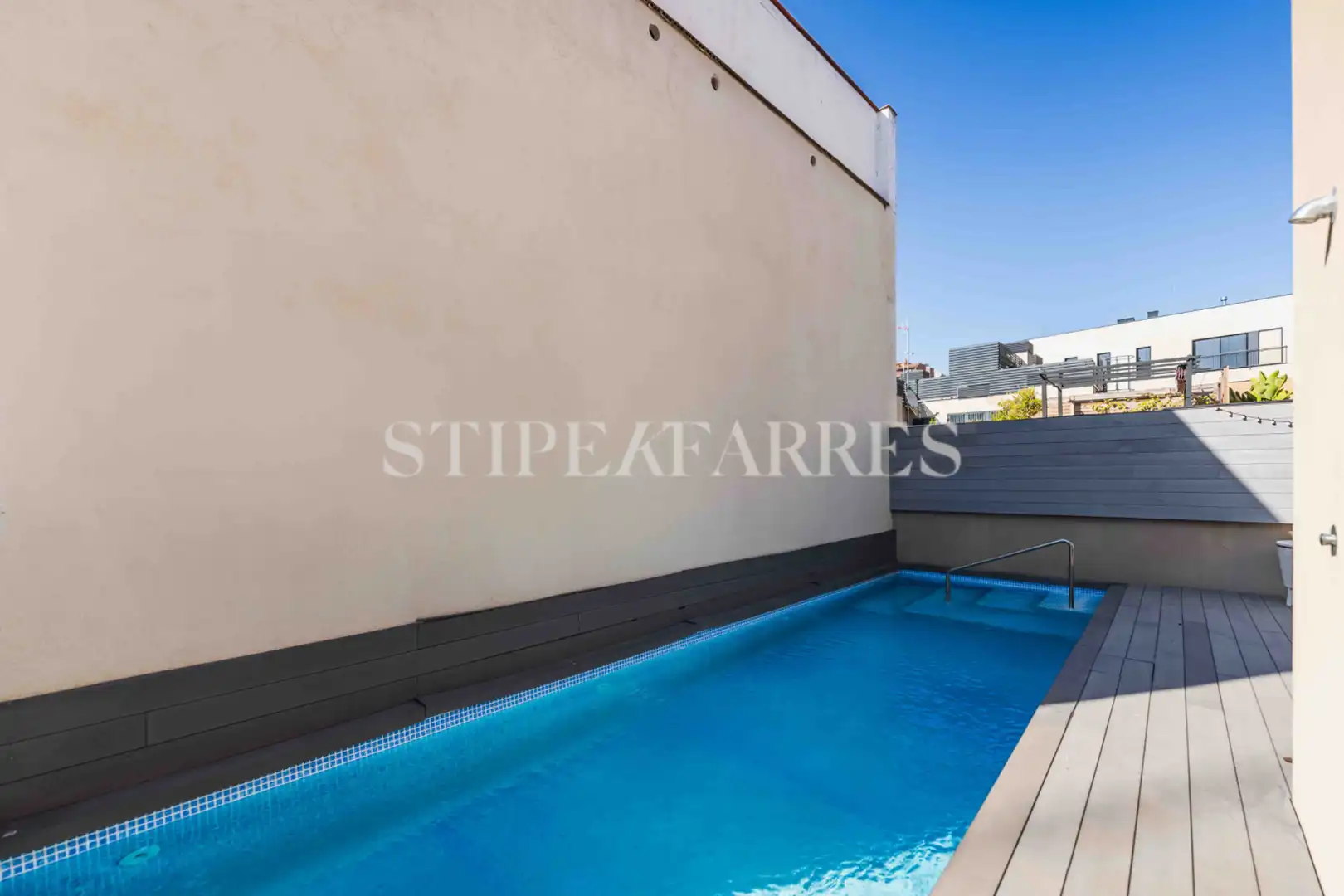 Piscina de Casa adosada en venta en Barcelona con Aire acondicionado, Calefacción y Jardín privado