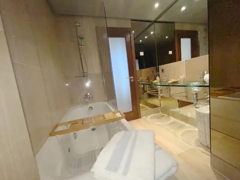 Baño de Piso de alquiler en Estepona con Jardín privado, Terraza y Amueblado