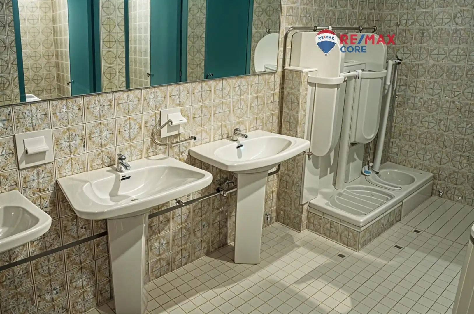 Badezimmer von Büro zum Verkauf in Badajoz mit Möbliert