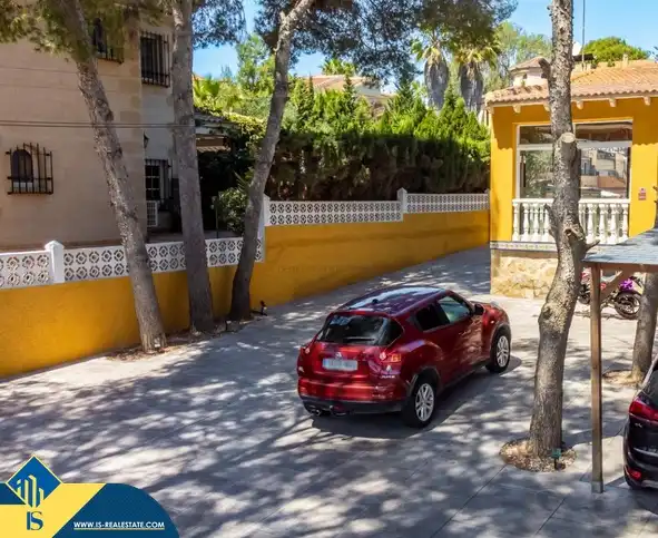 Vista exterior de Casa o xalet en venda en Torrevieja amb Jardí privat, Terrassa i Moblat