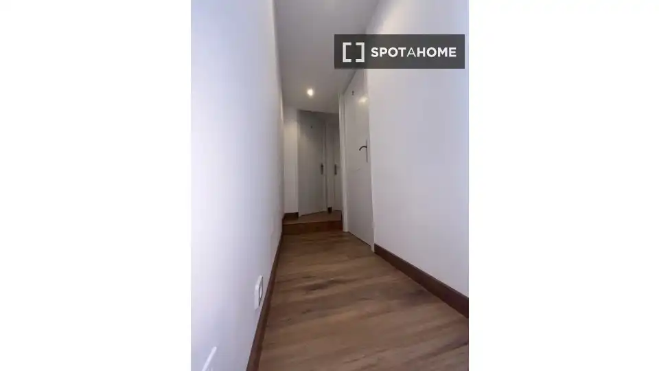 Flat for rent in Madrid  with Air Conditioner, Heating and Furnished