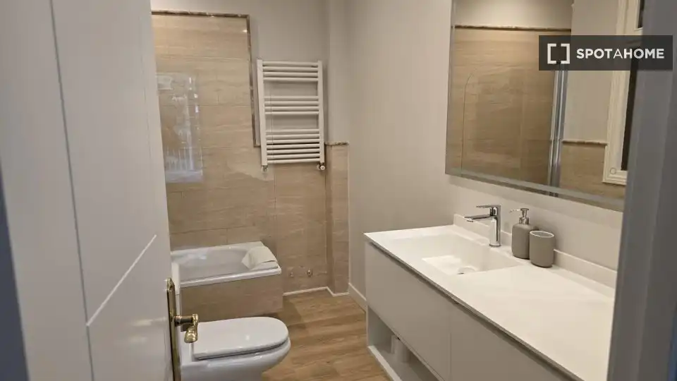 Bathroom of Flat for rent in Chamartín