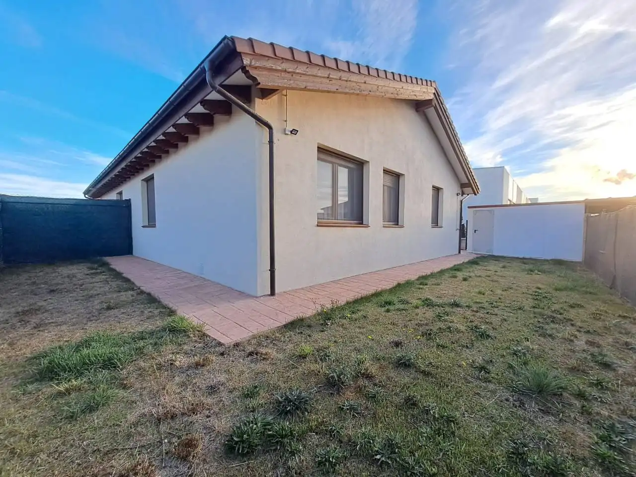 Vista exterior de Casa o xalet en venda en Villalonquéjar