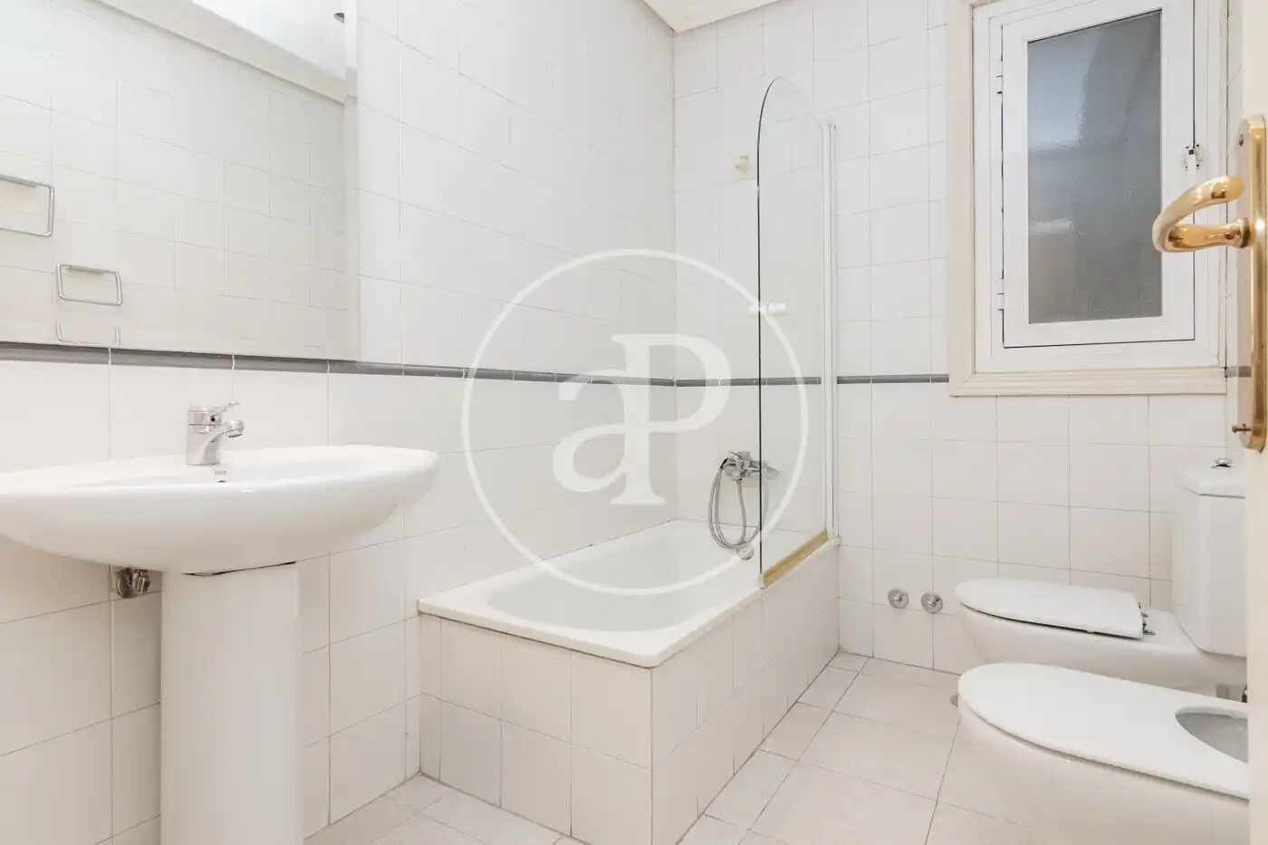 Bathroom of Flat for sale in Madrid  with Heating, Storage room and Balcony