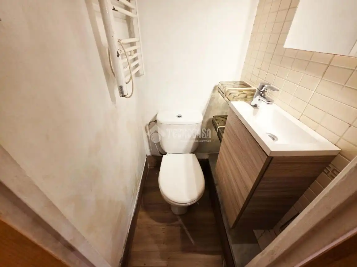 Badezimmer von Wohnung zum Verkauf in Barcelona mit Parkett