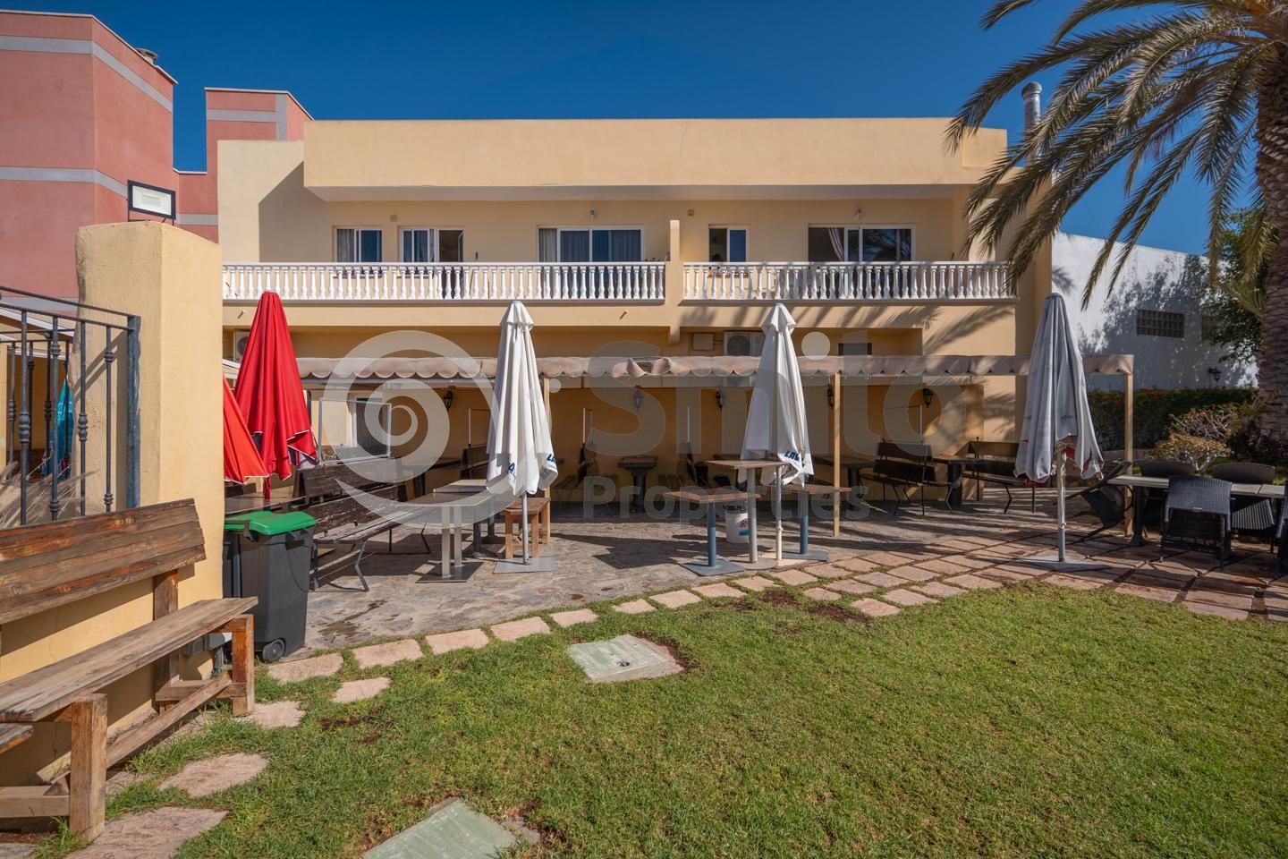 Building for sale in Arona