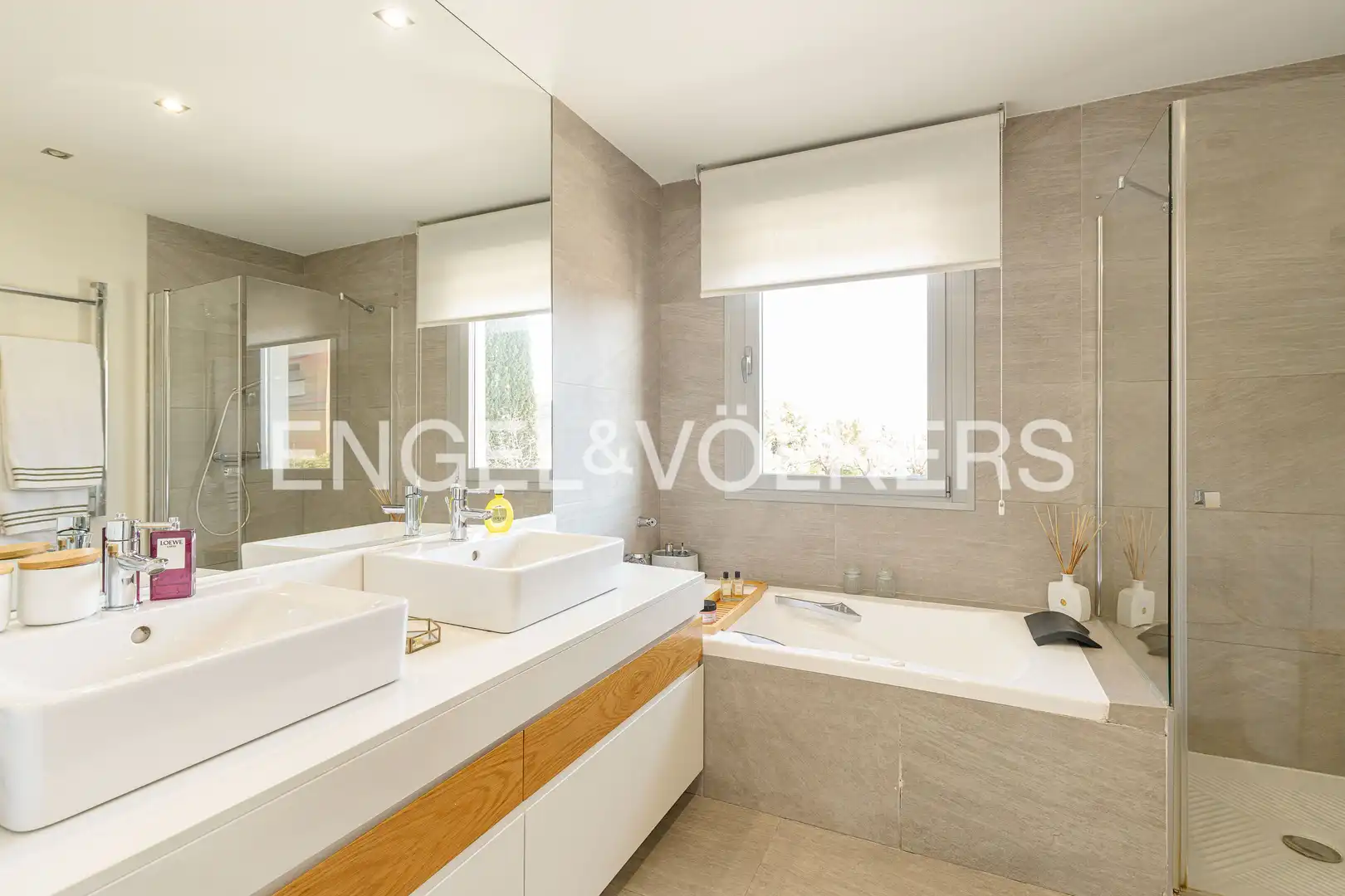 Baño de Casa adosada en venta en Pozuelo de Alarcón con Aire acondicionado, Calefacción y Jardín privado