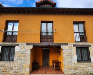 Vista exterior de Casa o xalet en venda en Peñamellera Baja amb Balcó