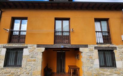 Vista exterior de Casa o xalet en venda en Peñamellera Baja amb Calefacció, Jardí privat i Balcó