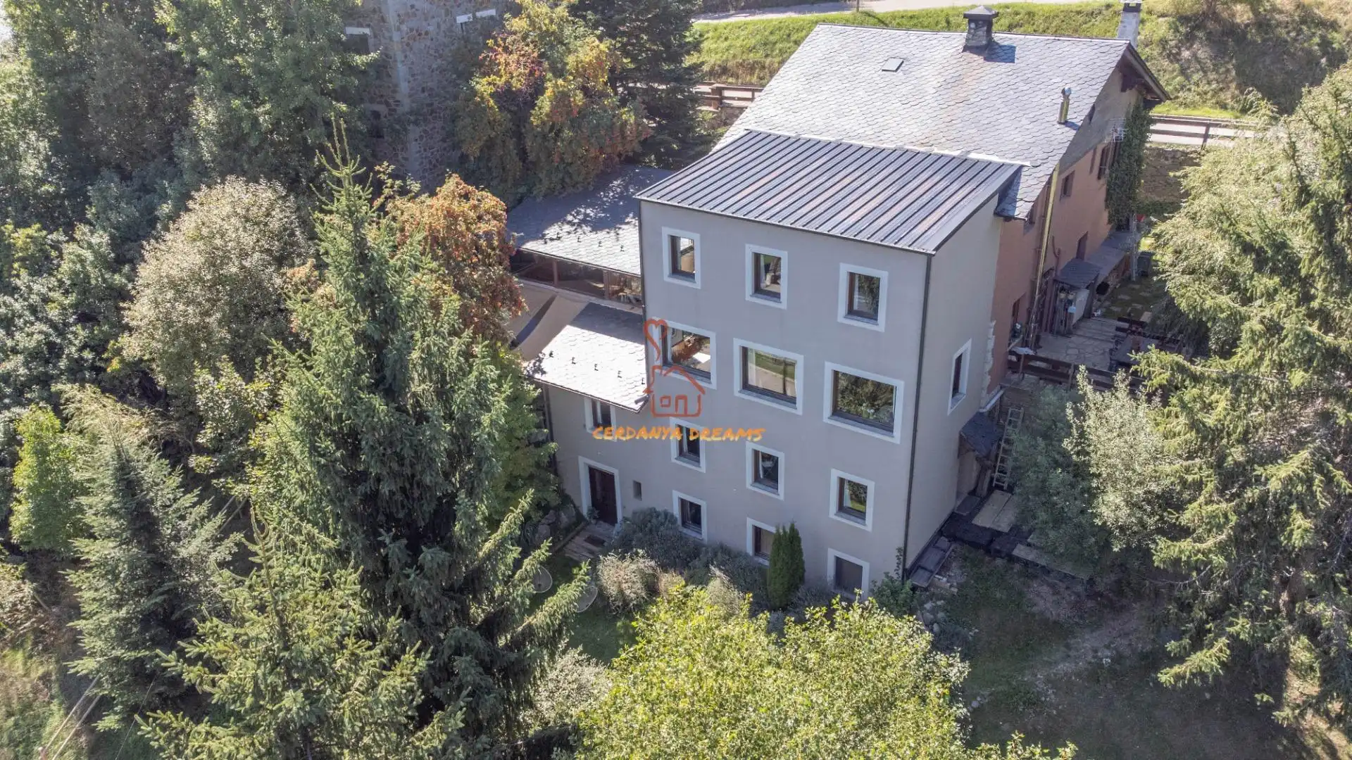 Vista exterior de Edificio en venta en Alp