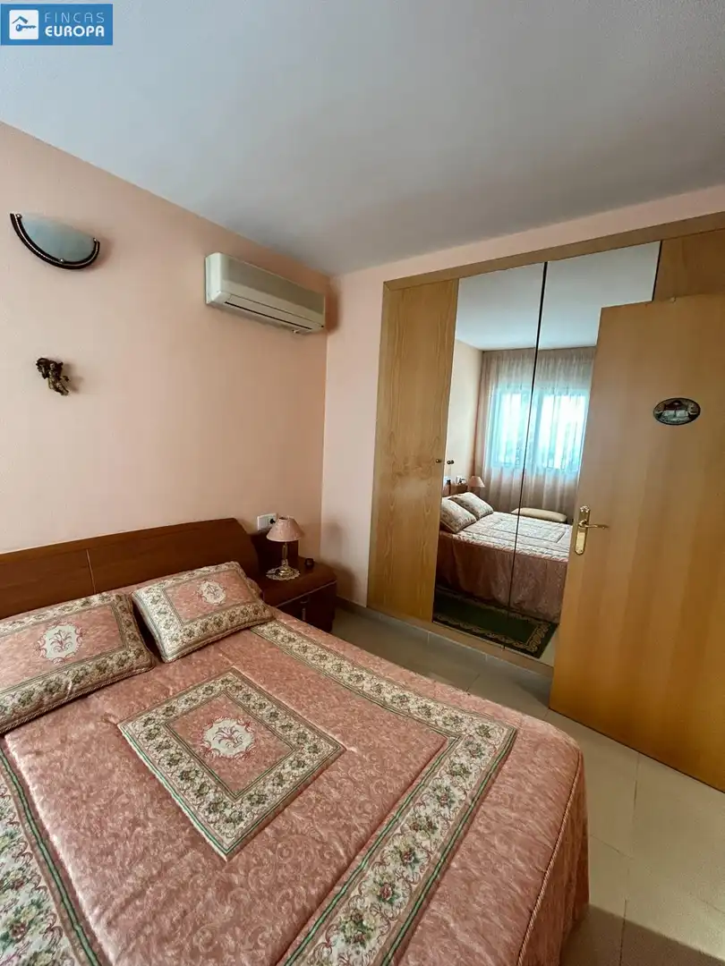 Schlafzimmer von Dachboden zum Verkauf in Salou mit Klimaanlage, Privatgarten und Terrasse