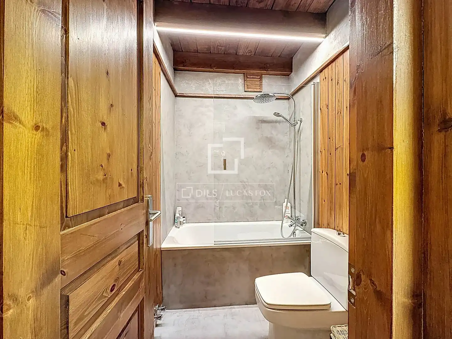 Bathroom of Flat for rent in Madrid  with Heating, Parquet flooring and Terrace