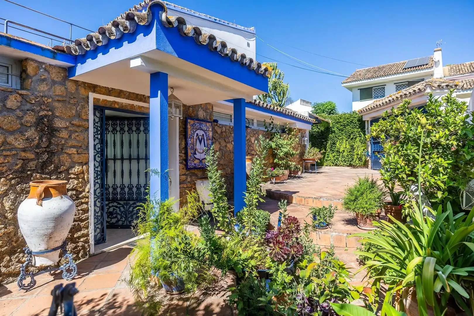 Außenansicht von Haus oder Chalet zum Verkauf in Tomares mit Klimaanlage, Heizung und Privatgarten