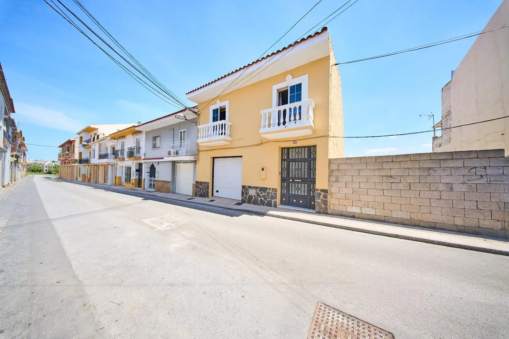 Vista exterior de Casa adosada en venta en Baza con Calefacción, Terraza y Trastero