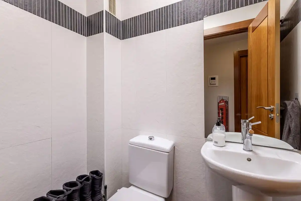 Bany de Pis en venda en Granada amb Calefacció, Jardí privat i Parquet