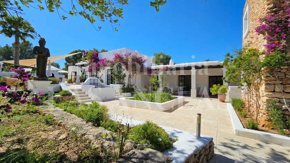 Vista exterior de Finca rústica en venda en Santa Eulària des Riu amb Aire condicionat, Calefacció i Terrassa