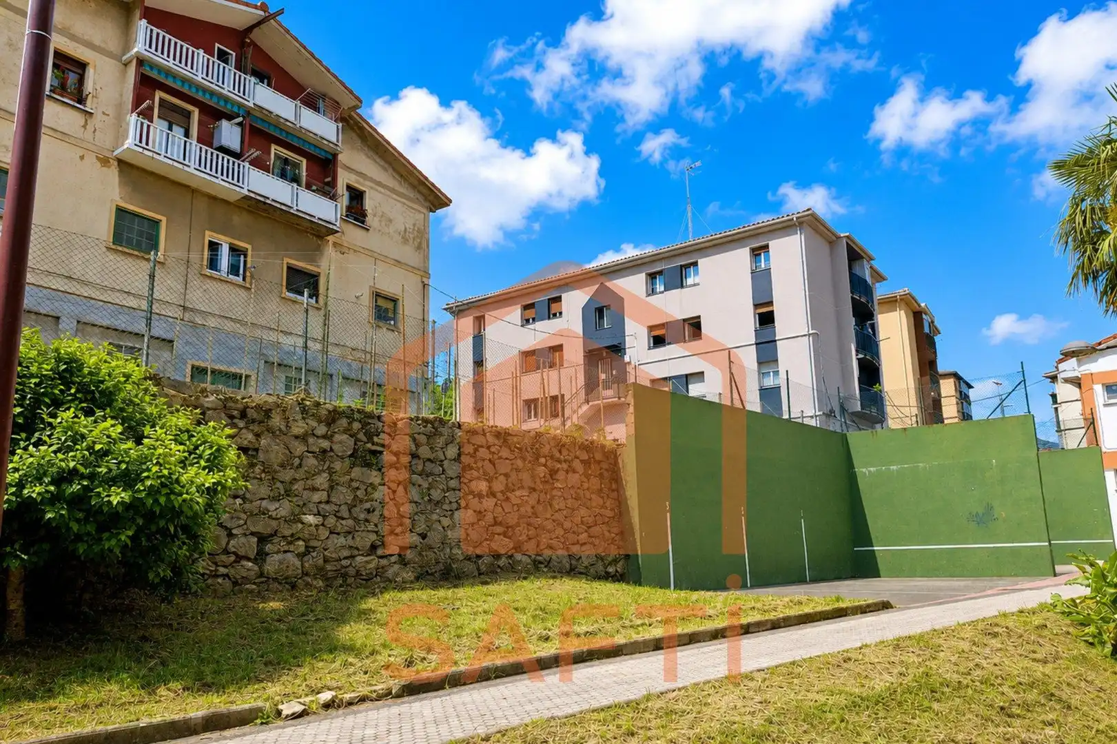 Vista exterior de Pis en venda en Hernani amb Calefacció i Balcó