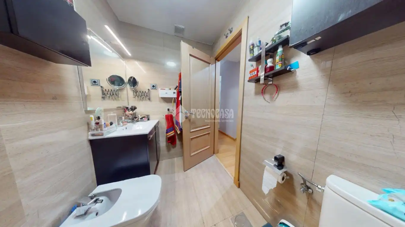 Bathroom of Flat for sale in Madrid  with Air Conditioner, Heating and Storage room