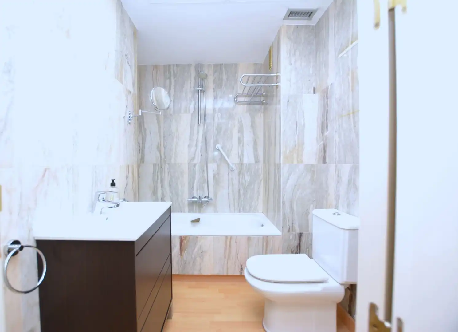 Baño de Apartamento en venta en Marbella con Terraza, Trastero y Amueblado