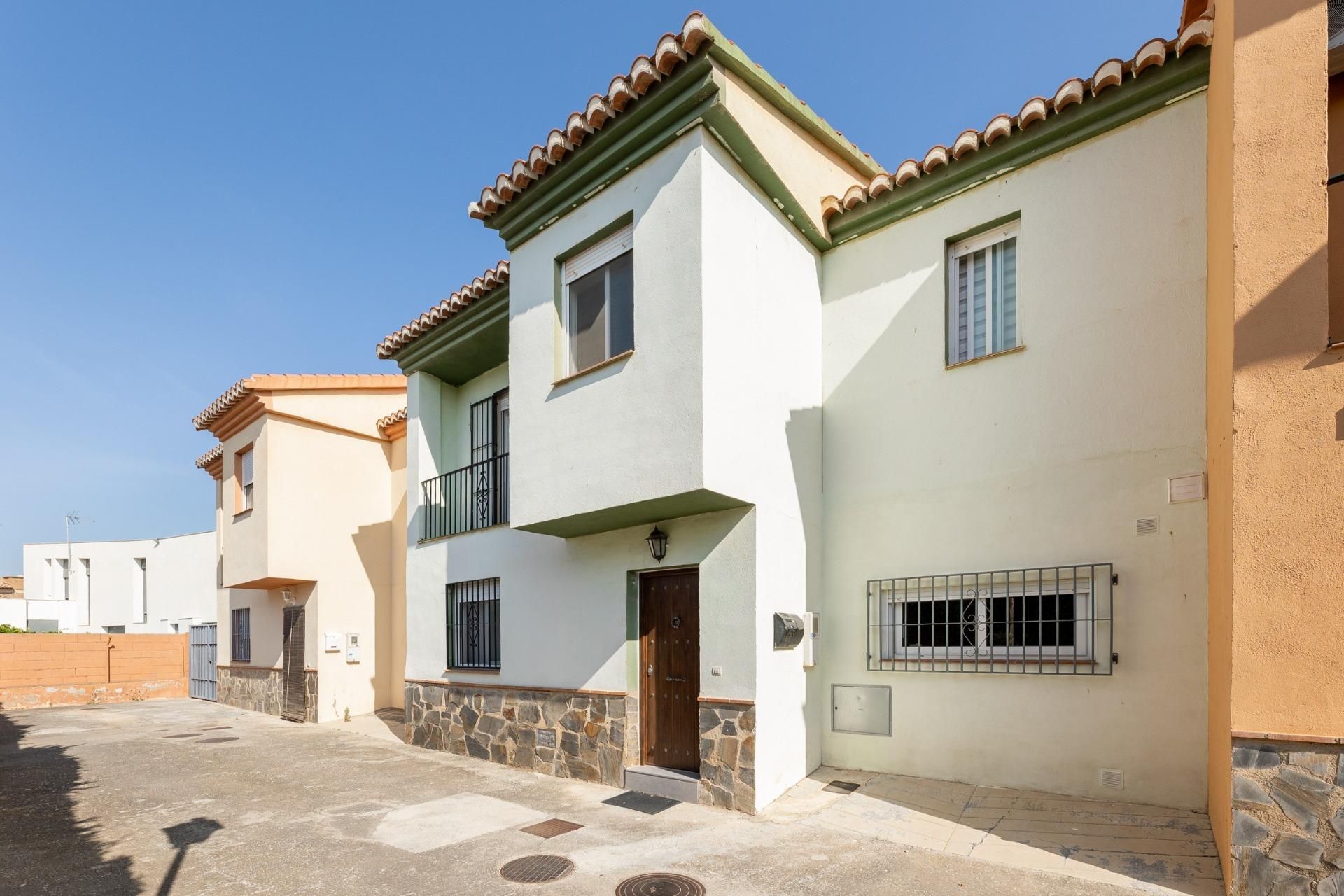 Vista exterior de Casa adosada en venta en Villa de Otura con Calefacción, Jardín privado y Parquet