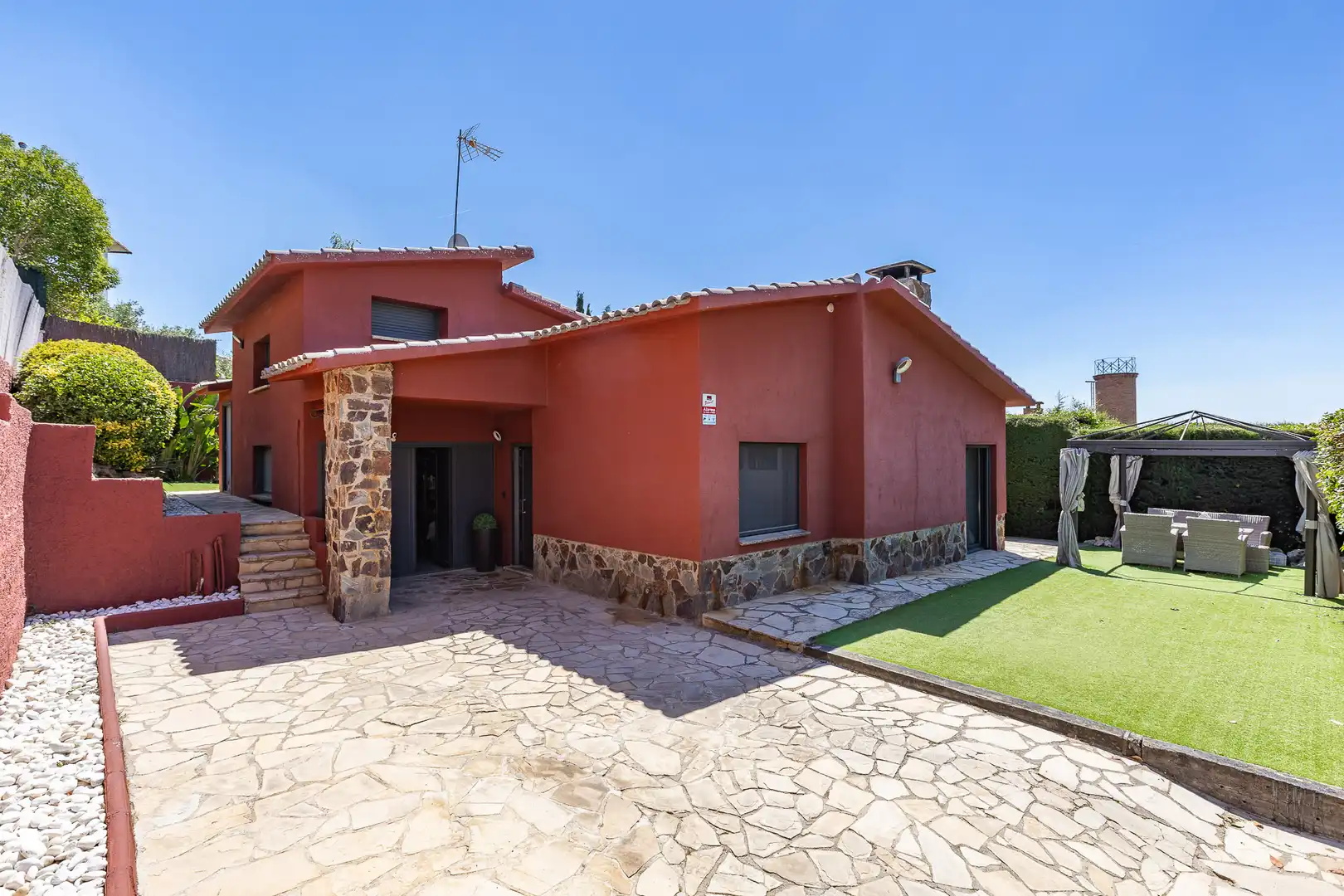 Vista exterior de Casa o xalet en venda en Castellar del Vallès amb Aire condicionat, Calefacció i Jardí privat