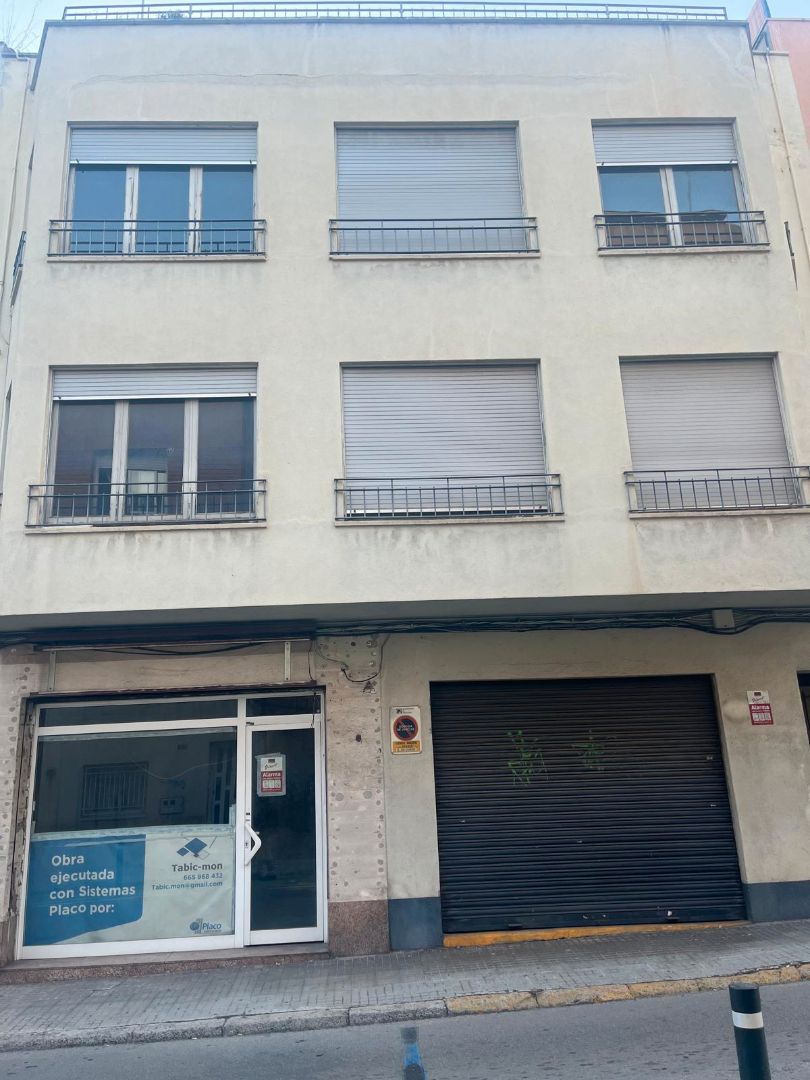 Vista exterior de Edifici en venda en Terrassa