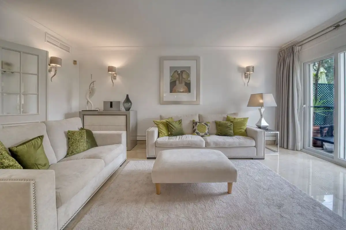 Sala de estar de Casa adosada de alquiler en Benahavís con Aire acondicionado, Jardín privado y Terraza