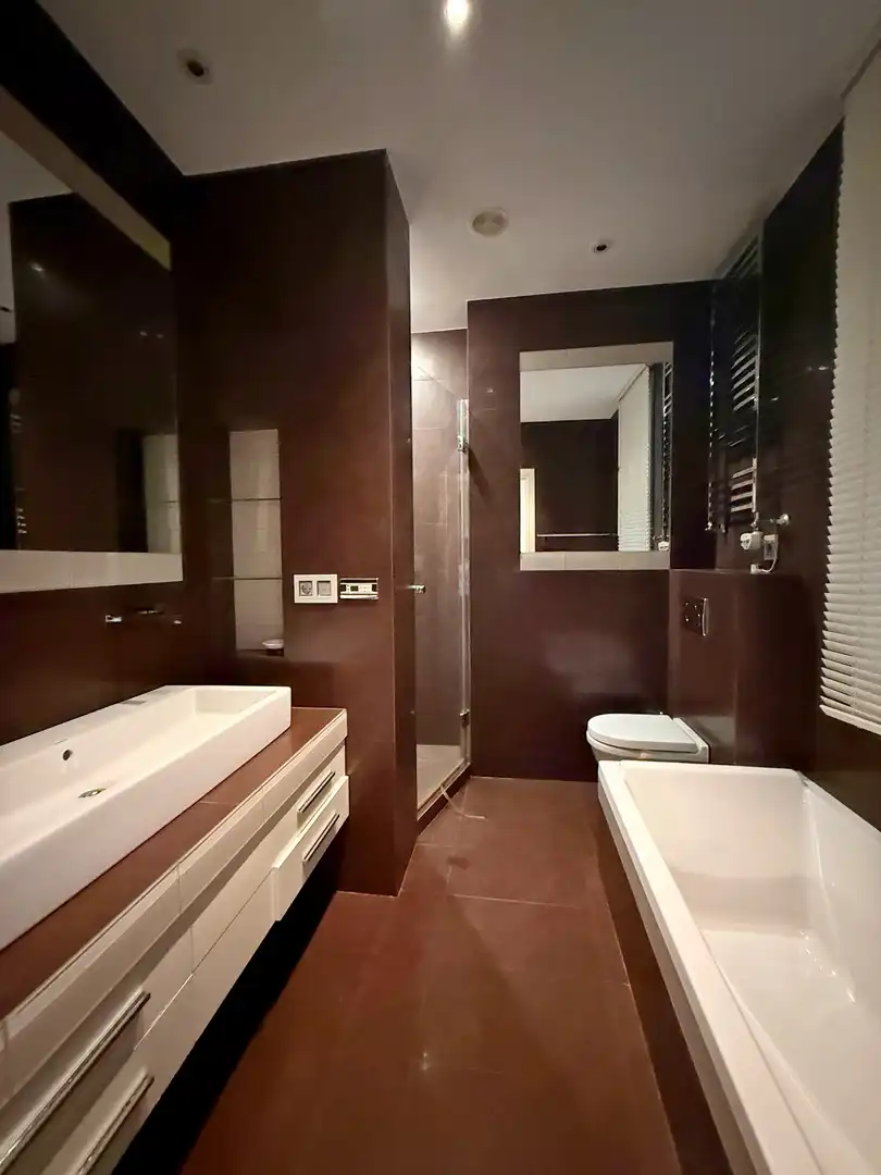 Badezimmer von Wohnung zur Miete in A Coruña Capital  mit Heizung, Parkett und Balkon