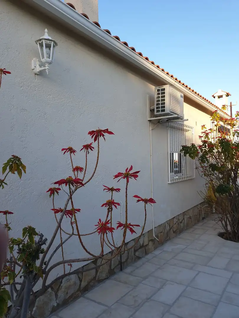 Außenansicht von Haus oder Chalet zum Verkauf in L'Alfàs del Pi mit Klimaanlage, Privatgarten und Terrasse