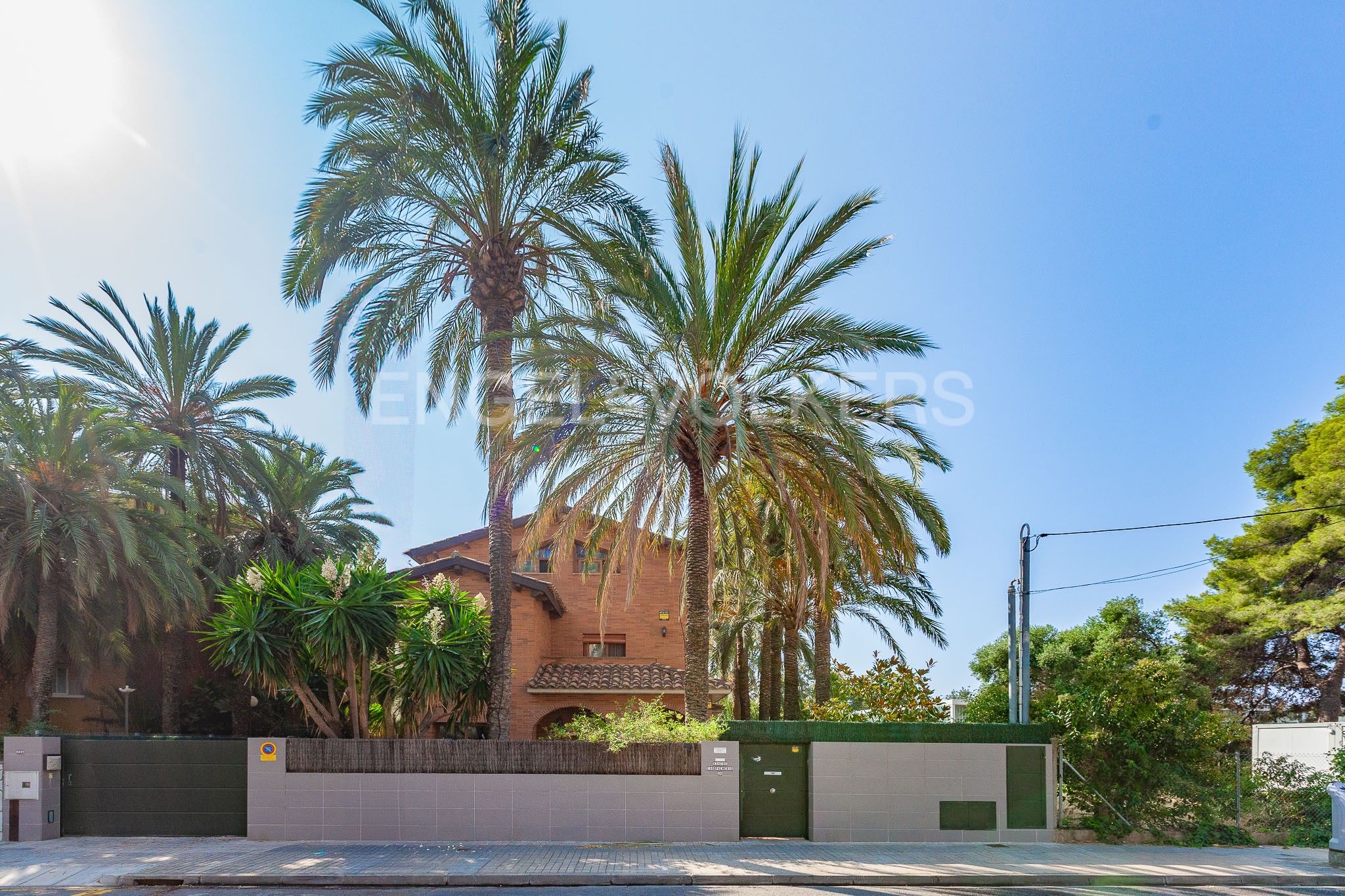 Vista exterior de Casa o xalet en venda en Castelldefels amb Aire condicionat, Calefacció i Jardí privat