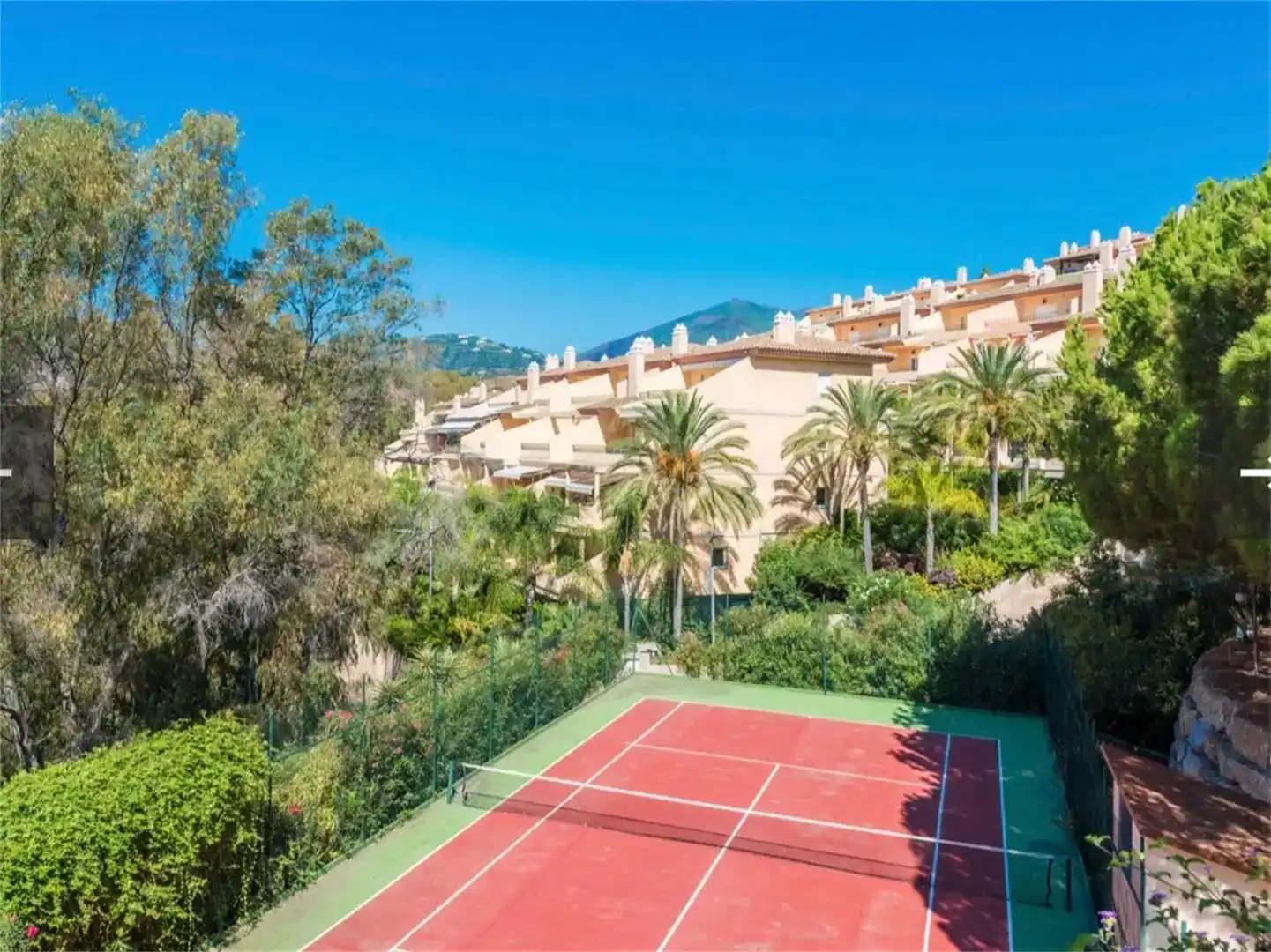 Vista exterior de Apartament en venda en Marbella amb Aire condicionat i Piscina