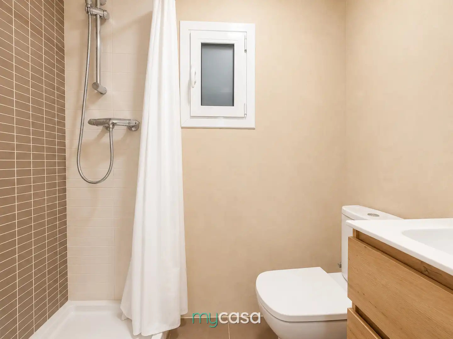 Bathroom of Flat for sale in Badalona  with Air Conditioner, Heating and Parquet flooring