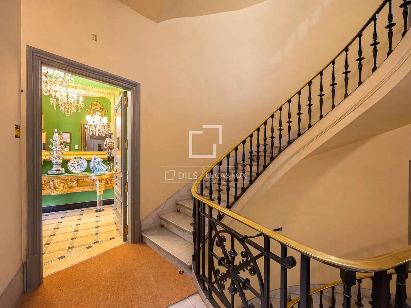Flat for sale in Barcelona  with Air Conditioner, Heating and Furnished
