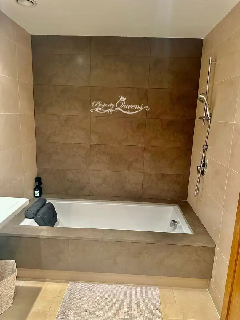 Bany de Pis de lloguer en Estepona amb Aire condicionat, Terrassa i Piscina