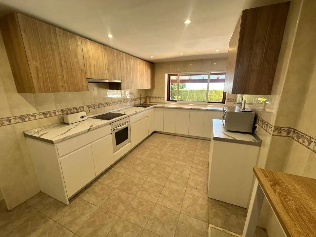 Cuina de Casa o xalet de lloguer en Marbella amb Jardí privat, Terrassa i Piscina