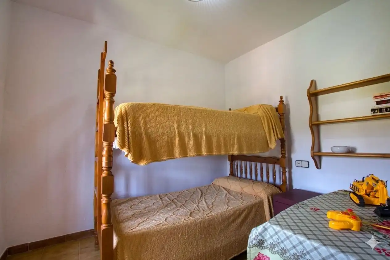 Dormitori de Casa adosada en venda en Canillas de Aceituno amb Jardí privat