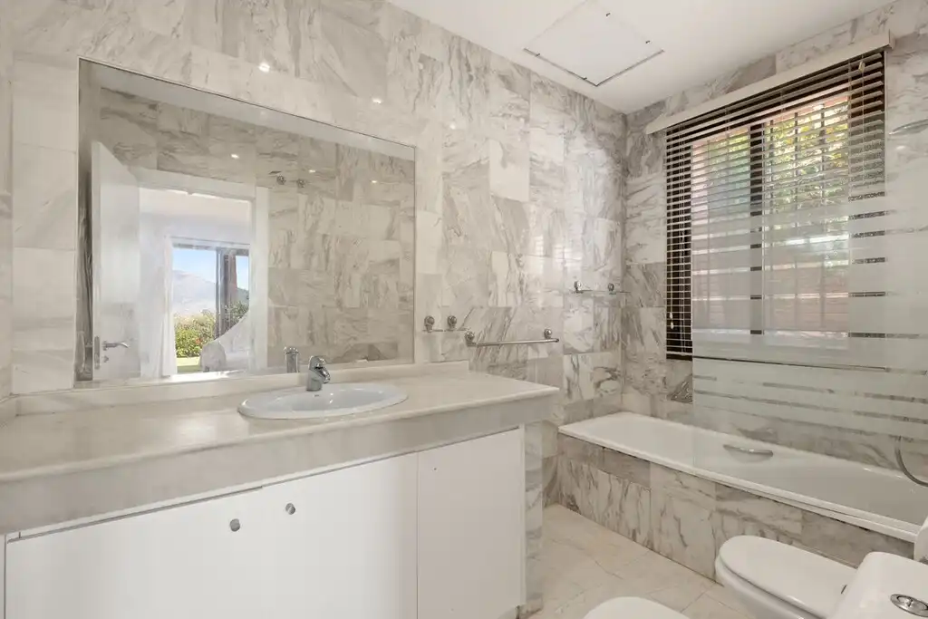 Baño de Planta baja en venta en Ojén con Aire acondicionado, Jardín privado y Terraza