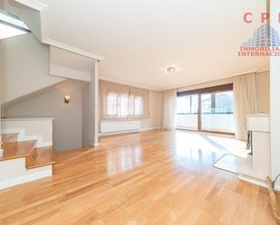 Sala d'estar de Casa adosada de lloguer en Villanueva del Pardillo amb Aire condicionat, Calefacció i Jardí privat