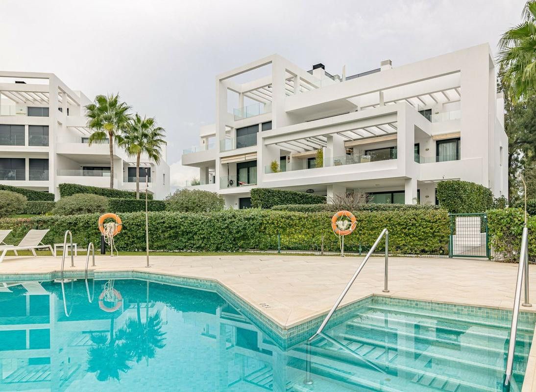Vista exterior de Apartament de lloguer en Estepona amb Aire condicionat, Calefacció i Terrassa