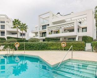 Vista exterior de Apartament de lloguer en Estepona amb Aire condicionat, Terrassa i Piscina