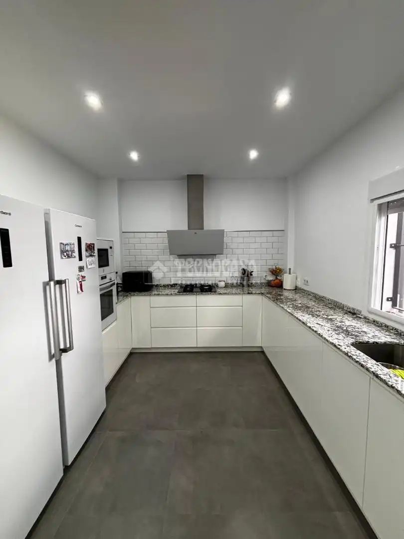 Kitchen of Houses for sale in  Sevilla Capital  with Air Conditioner