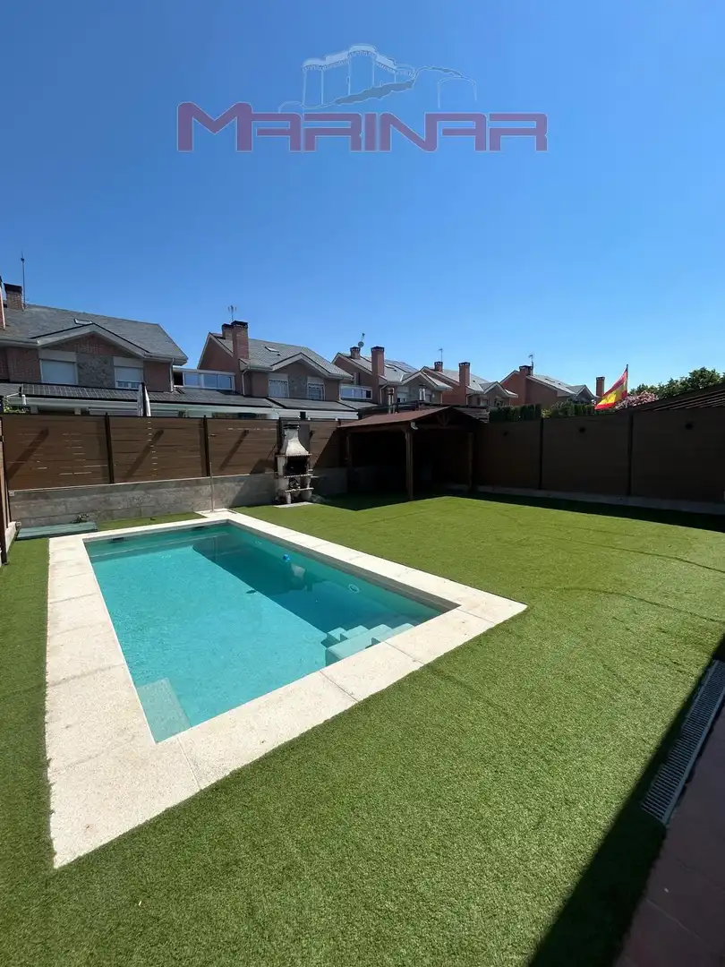 Schwimmbecken von Einfamilien-Reihenhaus zum Verkauf in Illescas mit Klimaanlage, Heizung und Privatgarten