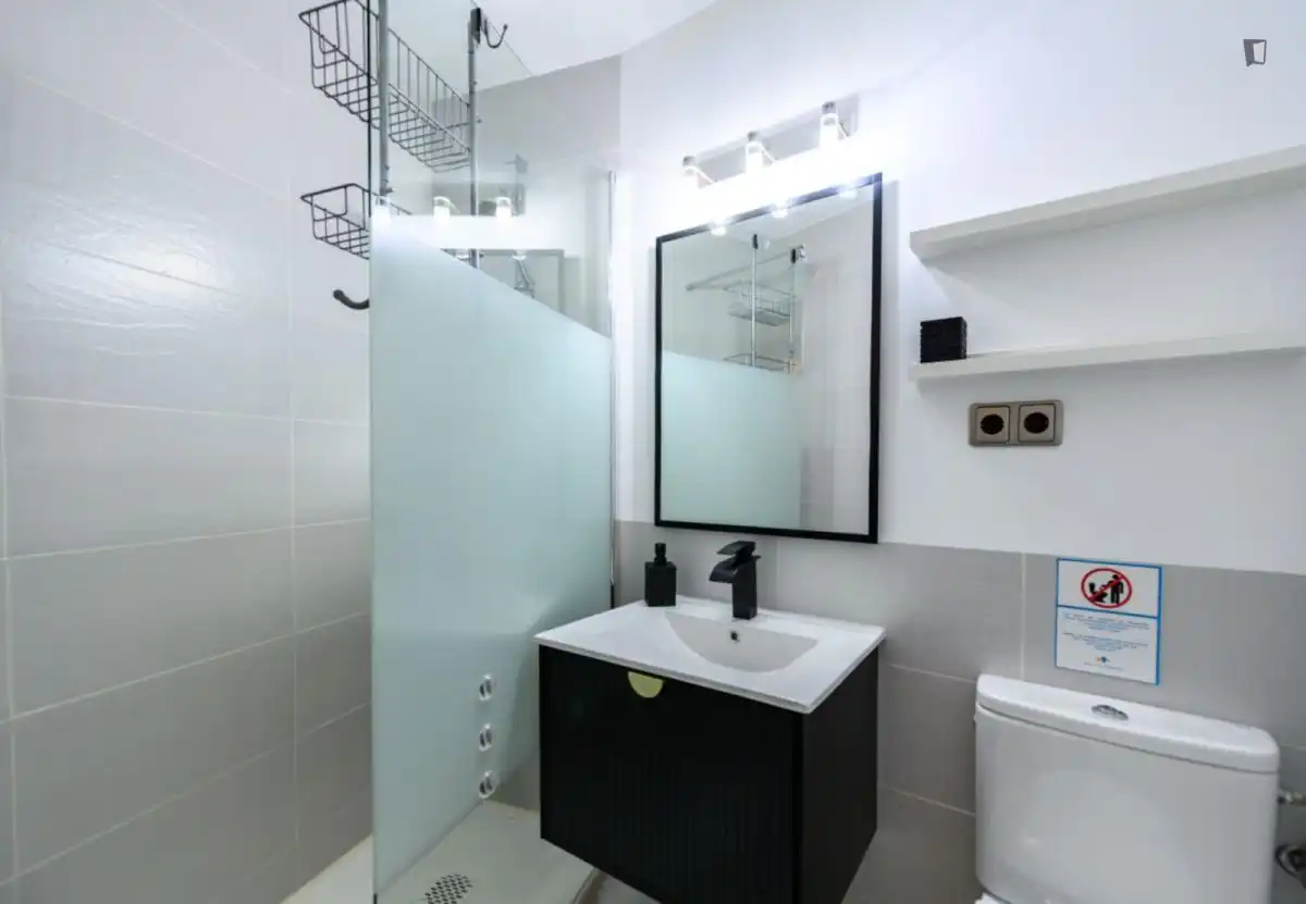 Baño de Apartamento de alquiler en Madrid con Calefacción, Amueblado y Horno