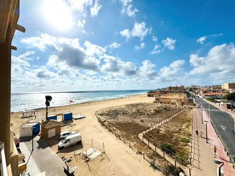 Vista exterior de Pis en venda en Torrevieja amb Terrassa i Balcó
