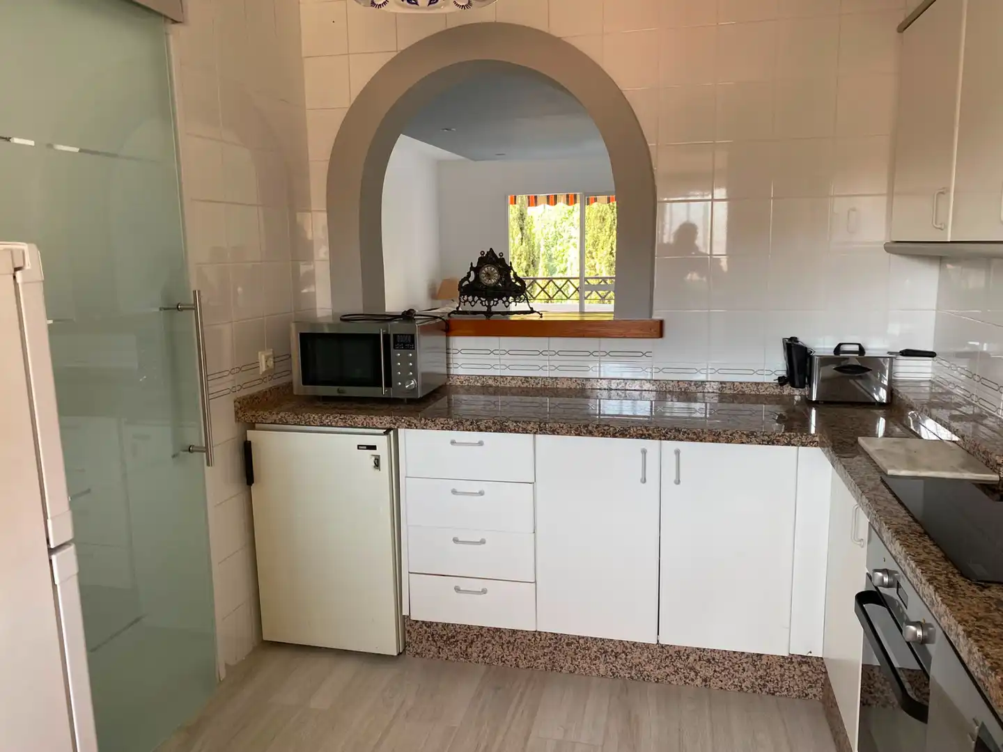Cuina de Pis de lloguer en Benalmádena amb Aire condicionat, Terrassa i Moblat